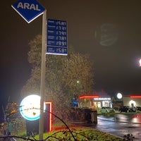 รูปภาพถ่ายที่ Aral โดย John S. เมื่อ 11/13/2021