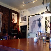 12/21/2013 tarihinde Diane C.ziyaretçi tarafından Rafaella Cafe'de çekilen fotoğraf