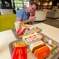 Foto diambil di McDonald&amp;#39;s oleh Hurly H. pada 6/5/2022