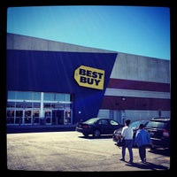 Photo taken at Best Buy by Manny G. on 9/23/2013
