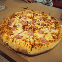 Das Foto wurde bei Domino&amp;#39;s Pizza von Anna R. am 7/1/2015 aufgenommen