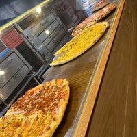 Foto diambil di Dimo&amp;#39;s Pizza oleh Melissa pada 5/9/2021