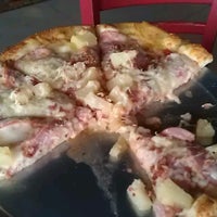 5/26/2013 tarihinde Robin H.ziyaretçi tarafından The Pizza Oven'de çekilen fotoğraf