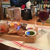 Foto tirada no(a) Ideal Cheese and Wine Cafe por Brittany D. em 3/22/2014
