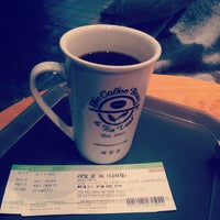 Photo taken at The Coffee Bean &amp;amp; Tea Leaf 정독도서관앞점 by Sunhee P. on 11/17/2012