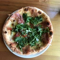 Das Foto wurde bei Tutta Bella Neapolitan Pizzeria von Kate H. am 4/29/2019 aufgenommen