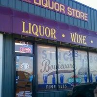 11/6/2012 tarihinde Roger C A.ziyaretçi tarafından Raising the Bar Liquors'de çekilen fotoğraf