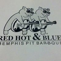 Foto tirada no(a) Red Hot &amp;amp; Blue  -  Barbecue, Burgers &amp;amp; Blues por Lisa B. em 9/18/2013