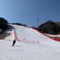 Photo taken at 엘리시안 강촌 스키장 / ELYSIAN Gangchon SKI Resort by Yoonseok H. on 2/10/2022