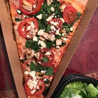 Foto tirada no(a) Russo&amp;#39;s New York Pizzeria - The Woodlands por Veronica G. em 9/29/2017