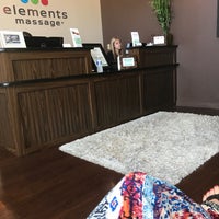 Foto tirada no(a) Elements Massage por Jodi D. em 7/31/2018
