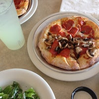 Foto tomada en Upper Crust Pizza Co.  por Amiee L. el 4/22/2013