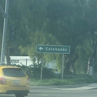 Foto diambil di The Commons at Calabasas oleh Curtis T. pada 12/17/2019