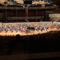 Foto tirada no(a) Boettcher Concert Hall por Richard em 11/21/2021
