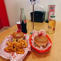 Das Foto wurde bei Big Daddy&amp;#39;s Burger Bar von bbaitoeey am 7/13/2019 aufgenommen