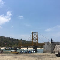 Photo taken at Suspension Bridge Lembongan - Ceningan by Sutatta K. on 10/24/2019