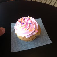 5/2/2013에 Brad B.님이 Cupcakes on Denman에서 찍은 사진