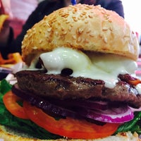 Foto diambil di Pearl&amp;#39;s Deluxe Burgers oleh Phreshmint .. pada 10/24/2015