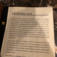 Foto tomada en Churchill Bar  por Jenn D. el 5/19/2018
