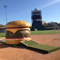 Foto tirada no(a) Sacramento Burger Battle 2015 por Rodney B. em 9/19/2013