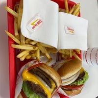 Photo taken at In-N-Out Burger by Angelo M. on 9/13/2022