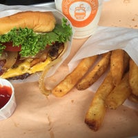 Foto tirada no(a) Burger Heights por G D. em 5/17/2016