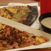 Foto tomada en The Manhattan Pizza Company  por Cheong Woon Y. el 6/30/2013