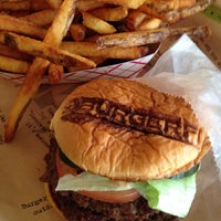 6/8/2014 tarihinde Kris M.ziyaretçi tarafından BurgerFi'de çekilen fotoğraf