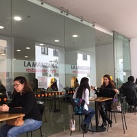 Foto diambil di Café La Manzana oleh Lucas P. pada 3/11/2016
