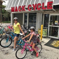 Foto tomada en Mack Cycle &amp;amp; Fitness  por Angela S. el 7/22/2018