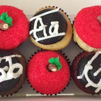 รูปภาพถ่ายที่ Misha&amp;#39;s Cupcakes โดย Angela S. เมื่อ 8/24/2015