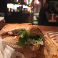 Foto scattata a Tommi&amp;#39;s Burger Joint da Ruby V. il 12/7/2016