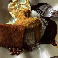 Photo taken at Boon Lay Power Nasi Lemak by Adeline C. on 10/2/2018