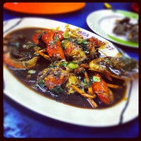 Photo taken at Warung seafood 27 jatiwaringin by didimauel b. on 9/29/2012