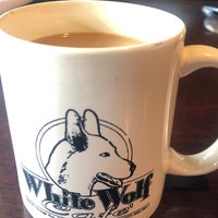 Foto tomada en White Wolf Cafe &amp;amp; Bar  por Mayte ☀️🍹 el 8/23/2020