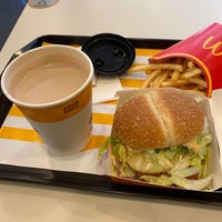 รูปภาพถ่ายที่ McDonald&amp;#39;s &amp;amp; McCafé โดย Heo V. เมื่อ 4/27/2023