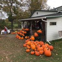 Photo taken at Fraleigh&amp;#39;s Rose Hill Farm by Laurence H. on 10/15/2017