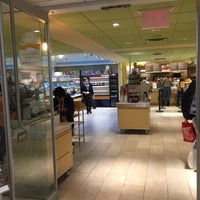 Photo taken at Au Bon Pain by Laurence H. on 12/11/2016