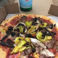 6/14/2018 tarihinde Cal V.ziyaretçi tarafından Patxi&amp;#39;s Pizza'de çekilen fotoğraf