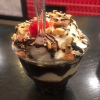 Das Foto wurde bei George&amp;#39;s Ice Cream &amp;amp; Sweets von Bill D. am 12/1/2018 aufgenommen