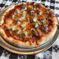 Foto tirada no(a) Bongiorno&#39;s Italian Deli &amp; Pizzeria por Bill D. em 6/6/2018
