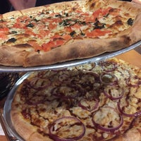 10/26/2018 tarihinde Marc P.ziyaretçi tarafından NYPD Pizza'de çekilen fotoğraf