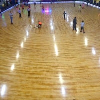 รูปภาพถ่ายที่ Skate N Fun Zone โดย Mike T. เมื่อ 11/4/2012