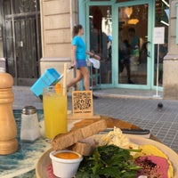 Foto scattata a EatMyTrip - Brunch &amp;amp; Bakery Barcelona da E.E il 9/22/2023
