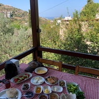 Photo taken at Havva Ana&amp;#39;nın Kahvaltı Bahçesi by Sinan B. on 9/24/2023