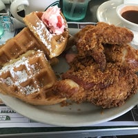 Photo taken at Metro Diner by Felicia on 10/29/2017