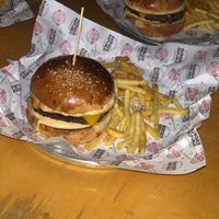รูปภาพถ่ายที่ Burger Republic โดย Ceren เมื่อ 10/26/2019