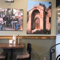 Foto tomada en Taziki&#39;s Mediterranean Cafe  por Gayle S. el 8/30/2018