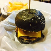 Foto tirada no(a) Burger Shot por Efrida T. em 9/6/2015