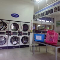 Photo taken at Wonder Wash Laundry by Cinox on 9/18/2013